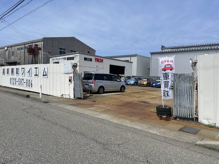 店舗入口の白い塀の看板が目印